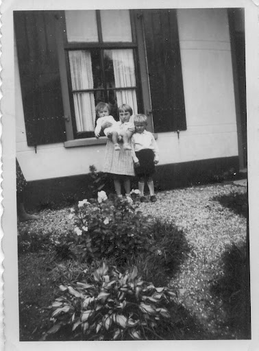 Klik voor foto in apart venster annie__gerrit_en_joop_van_den_broek_nieuwstraat.jpg